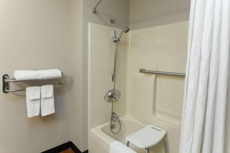 Queen Room - Mobility Access/Non-Smoking image 4