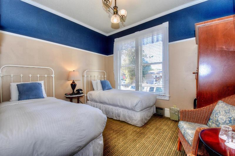 Premium Twin Room image 2