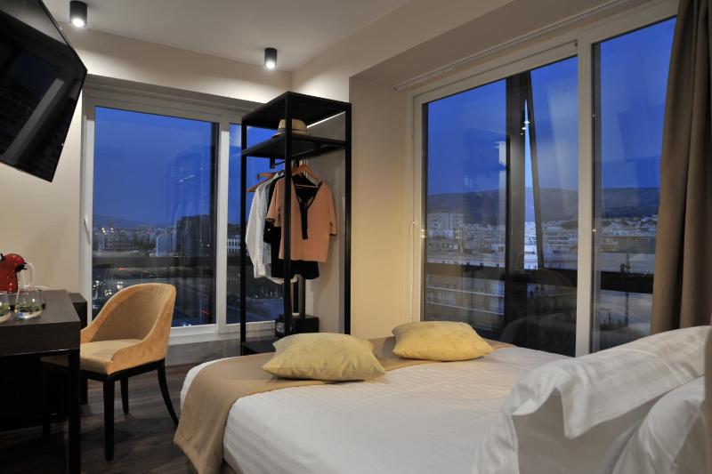 Corner Single Room with Acropolis View image 3