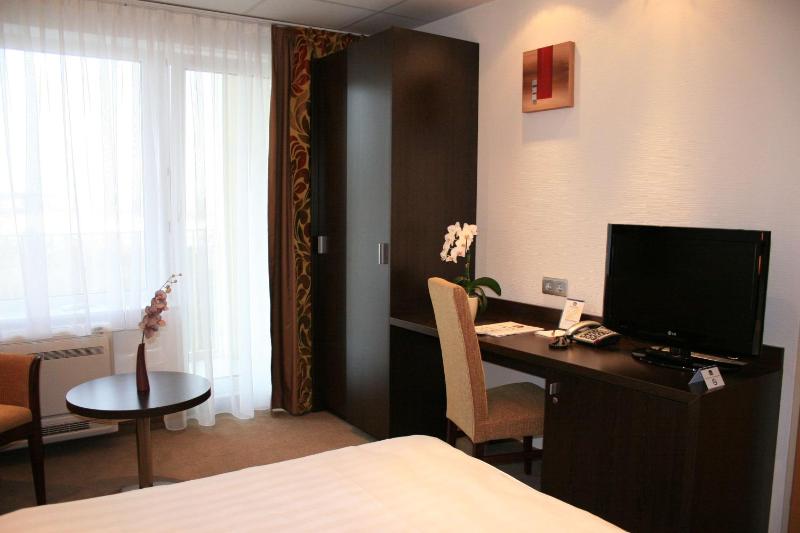Queen Room with Queen Bed and Park View image 3