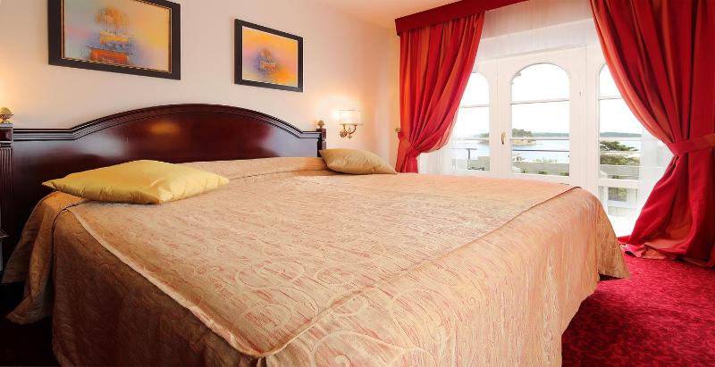 Deluxe Suite with Balcony image 1