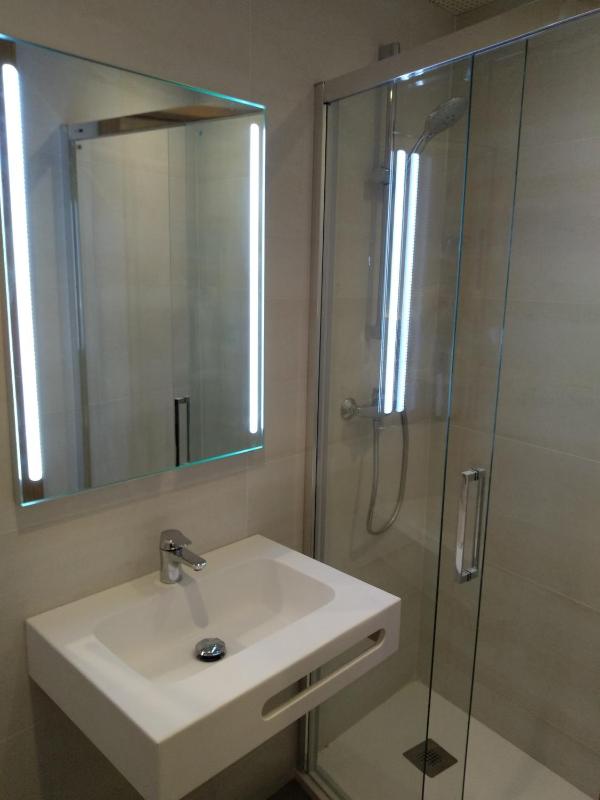 Single Room with Bathroom image 3