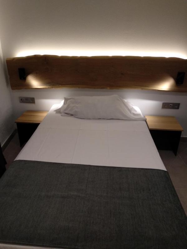 Single Room with Bathroom image 2