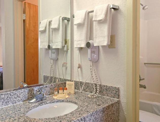 Double Room with Two Double Beds - Smoking image 1