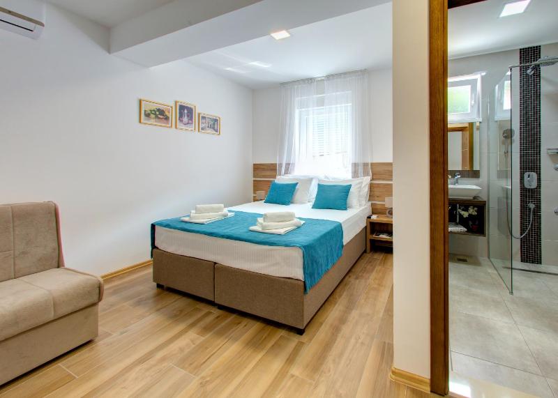 Double Room with Extra Bed image 1