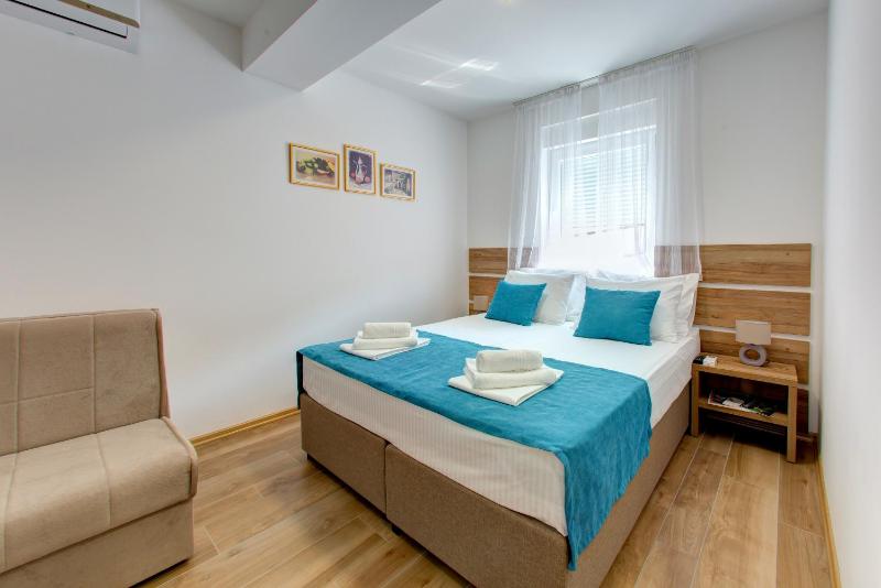 Double Room with Extra Bed image 4