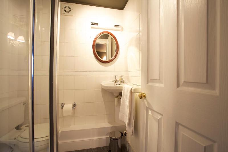 Single Room with Shower image 4