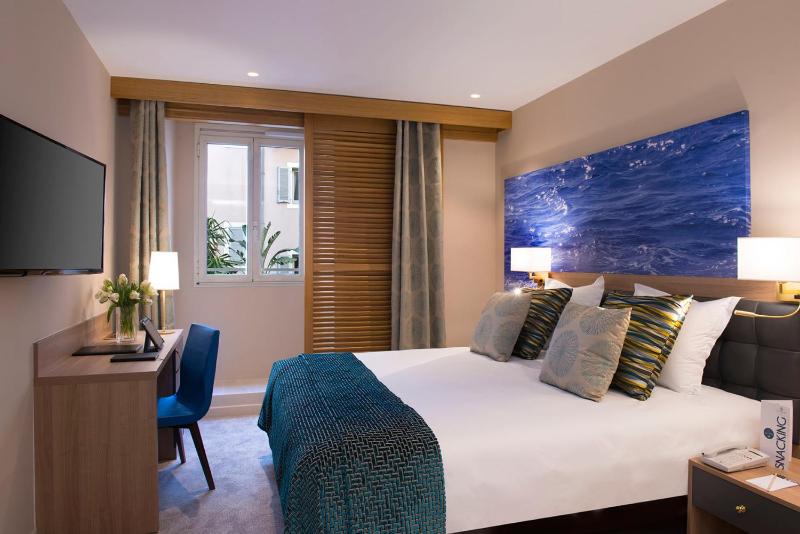 Privilege Room with Patio View image 4