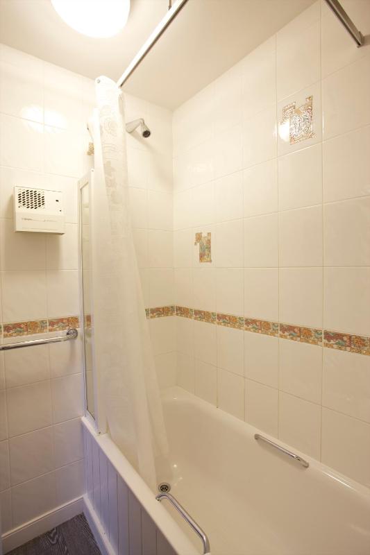 Twin Room image 4