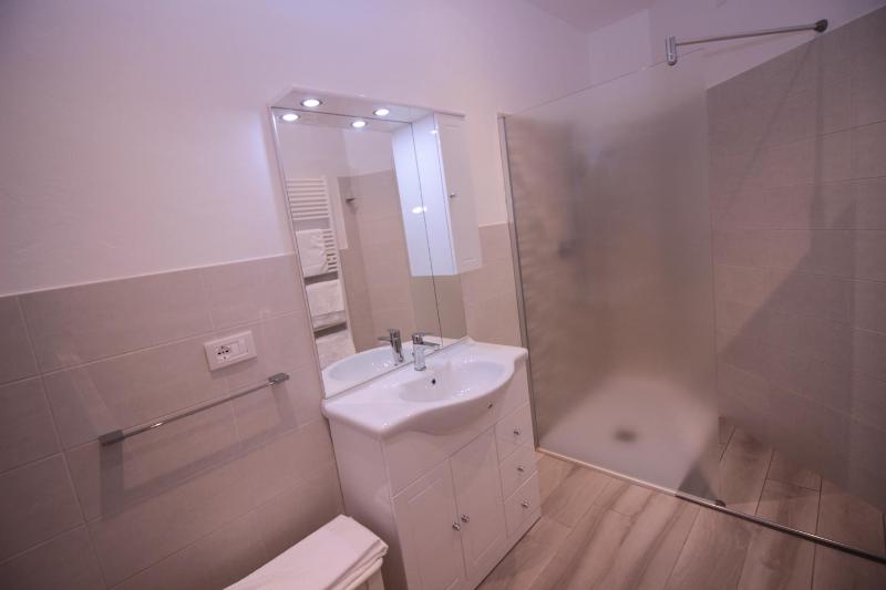 Deluxe Triple Room image 3
