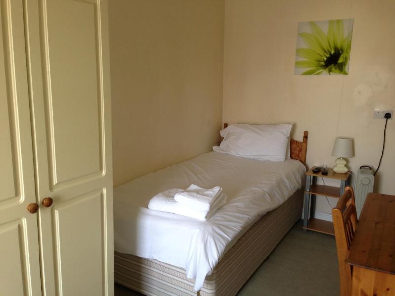 Single Room image 4