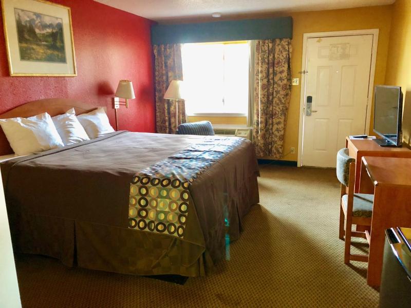 King Room - Non-Smoking image 3