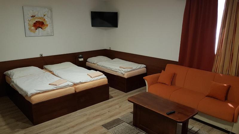 Classic Quadruple Room image 4