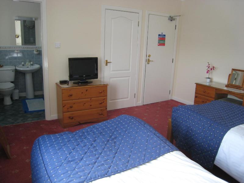 Twin Room image 3