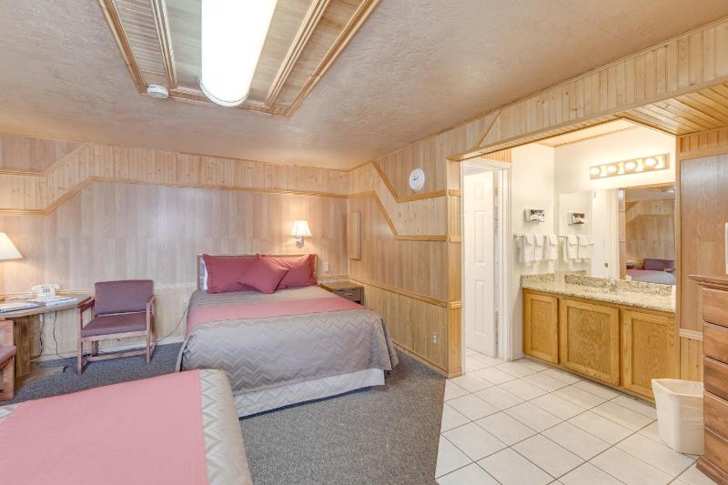 Family Room image 3