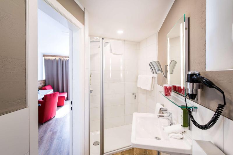 Economy Double Room image 4