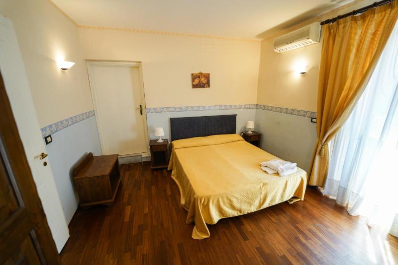 Double or Twin Room image 3