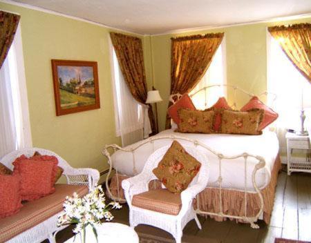 Deluxe King Room with Fireplace image 2