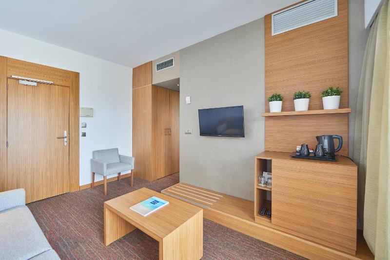 Junior Suite with Balcony and Sea View image 4