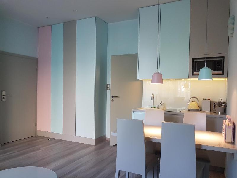 Deluxe One-Bedroom Apartment with Living Room (4 Adults) image 2