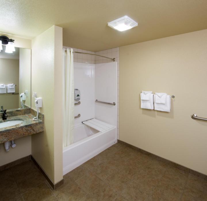 Queen Room with Two Queen Beds - Disability Access image 3