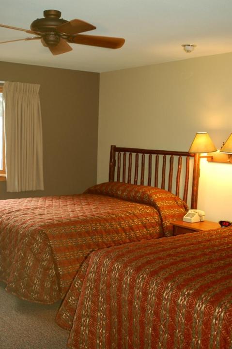 Queen Room with Two Queen Beds image 2