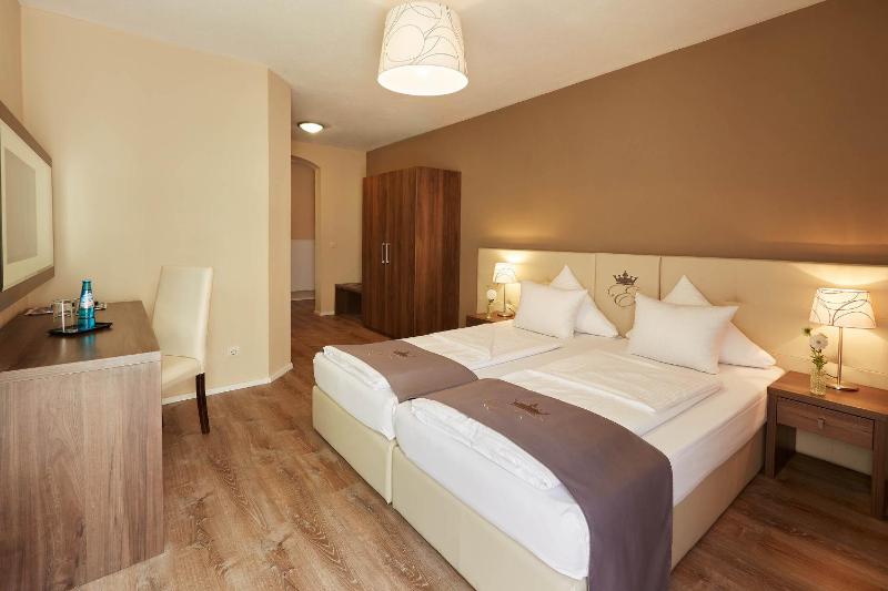 Double Room image 3