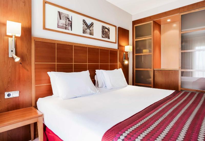 Double Room with Pool View image 3