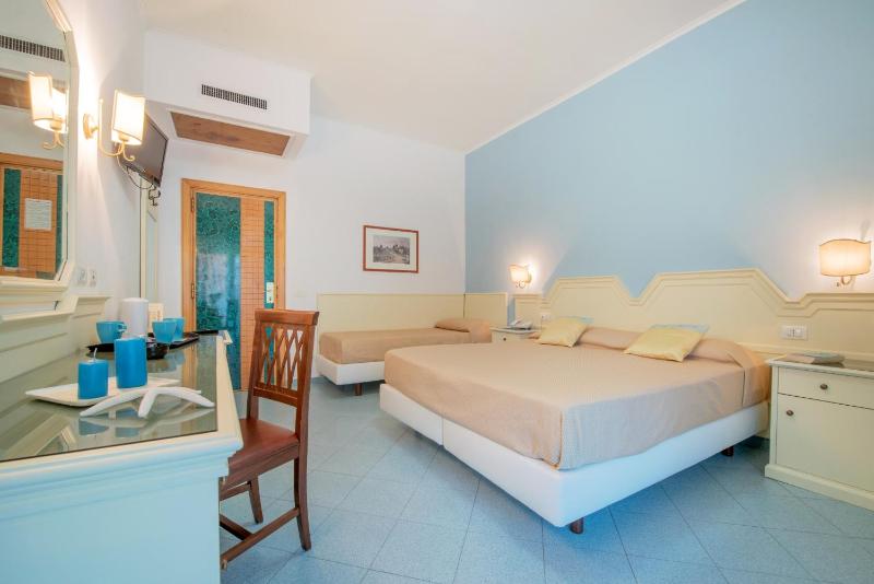Triple Room with Balcony image 3
