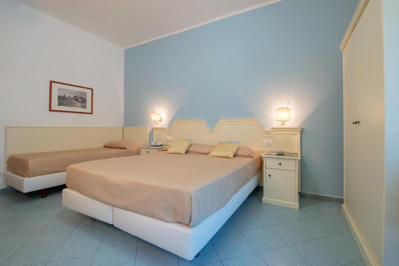 Triple Room with Balcony image 4