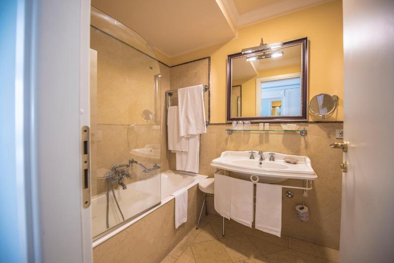 Superior Double/Twin Room image 1