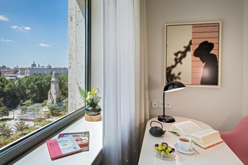 Deluxe Room with City View image 2