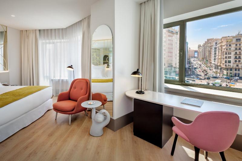 Premium Room with City View image 3