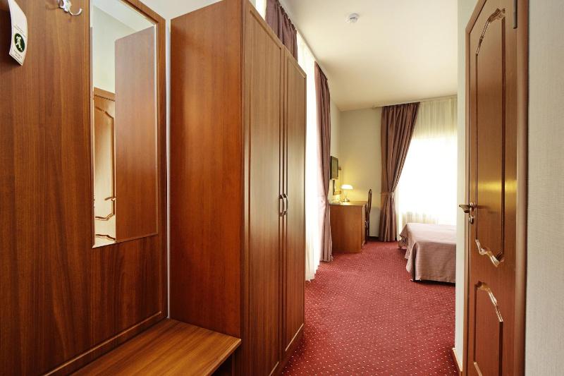 Standard Triple Room image 2