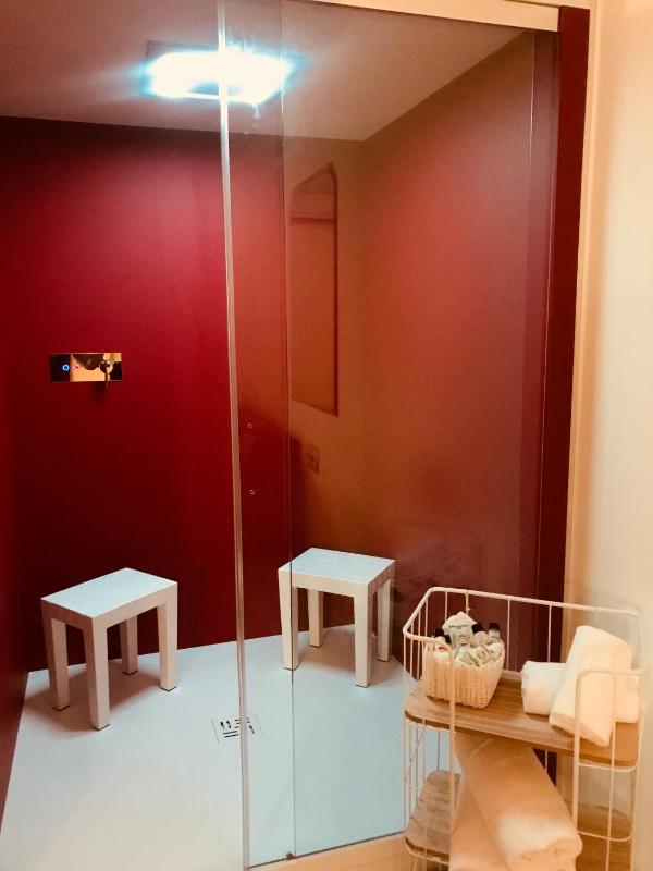 Suite with Spa Access image 3