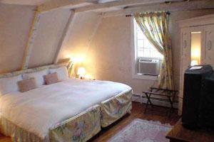 Standard King Room image 3