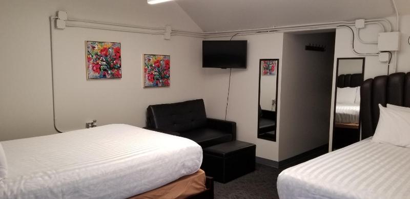 Queen Room with Two Queen Beds image 2