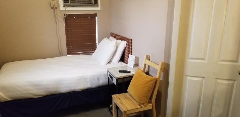 Twin Room image 3