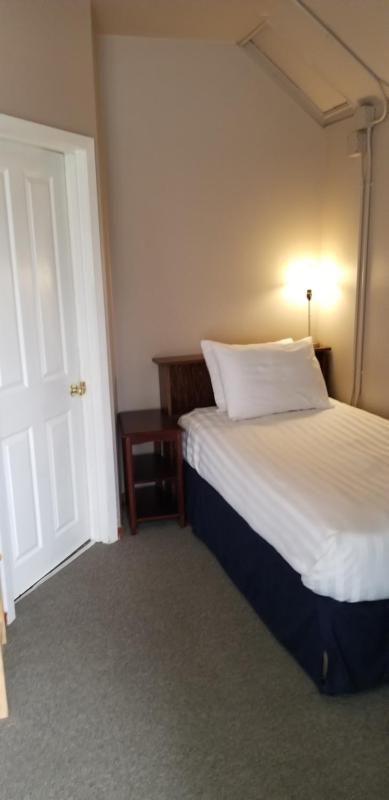Twin Room image 4