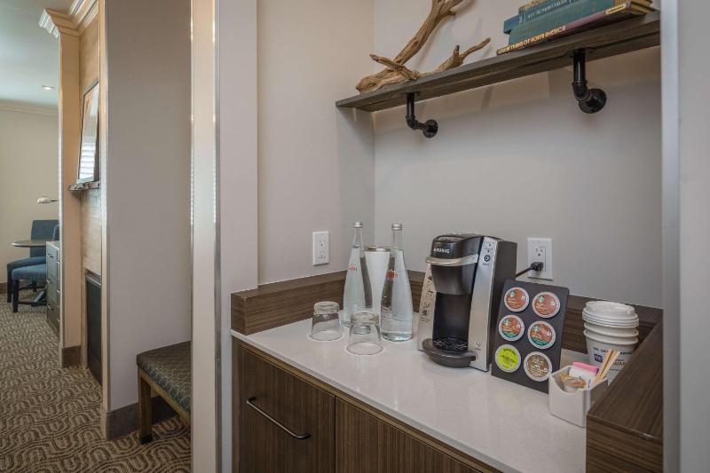 King Room with Roll-In Shower - Disability Access image 2