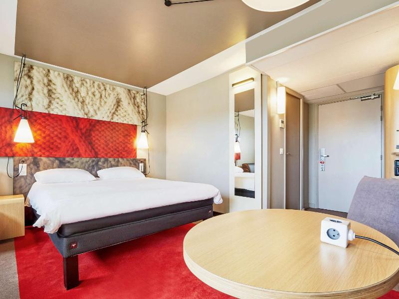 Premium Room with 1 Double Bed and 1 Single Sofa with Balcony image 4
