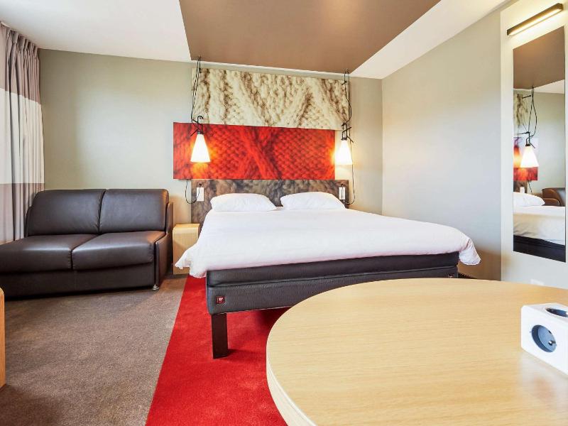 Premium Room with 1 Double Bed and 1 Single Sofa with Balcony image 3