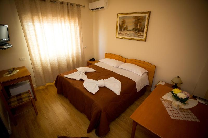 Double Room image 4