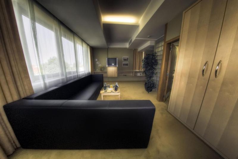 Superior Apartment image 2