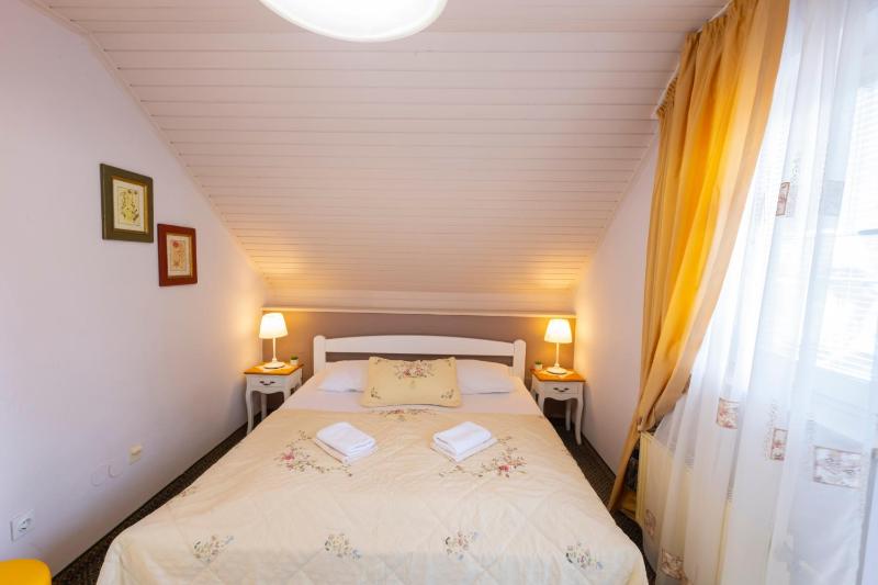 Double Room with Balcony image 2