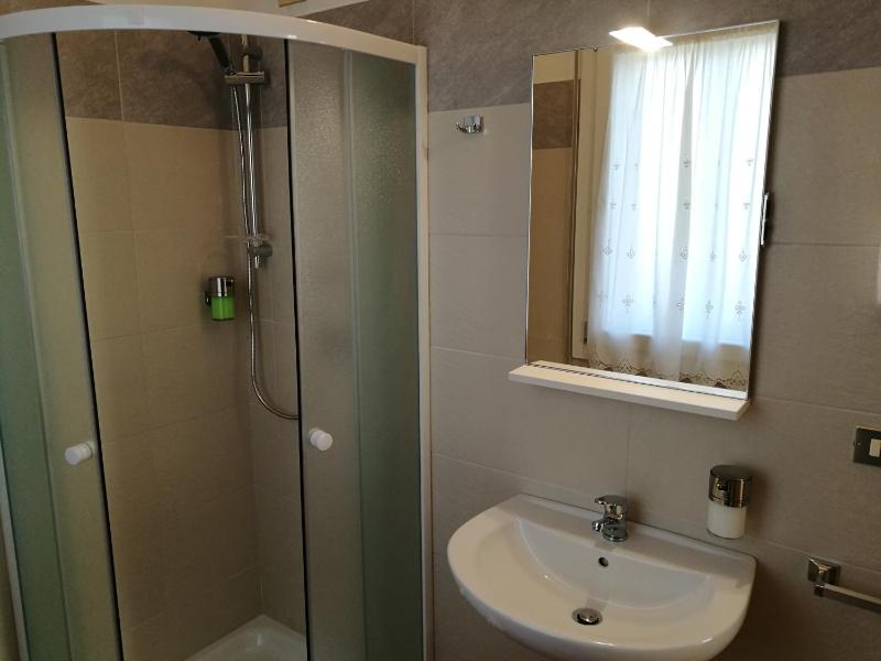 Large Double Room image 3