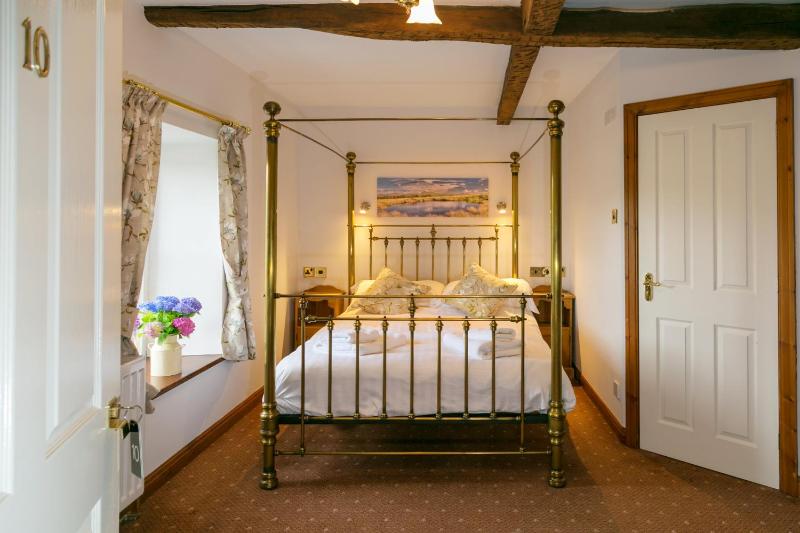 Double Room with Four Poster Bed image 4