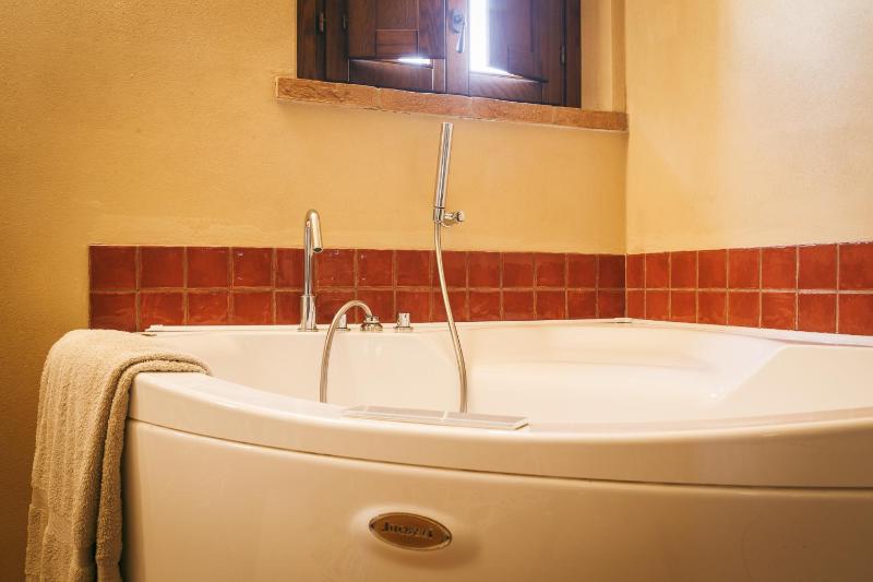Double Room with Spa Bath image 4