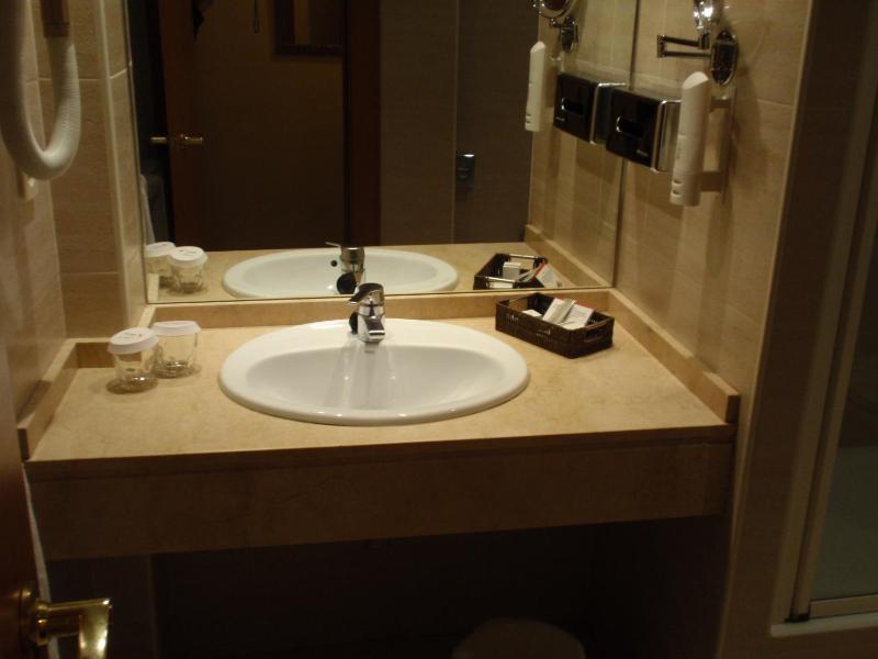 Double or Twin Room image 3