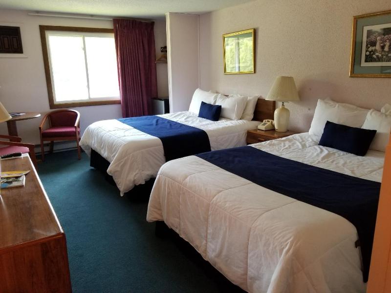 Queen Room with Two Queen Beds image 2